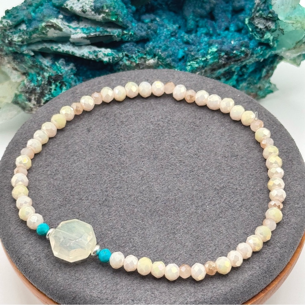 🩵REFINED Turquoise Pineapple Quartz Glass Stretch Bracelet🩵